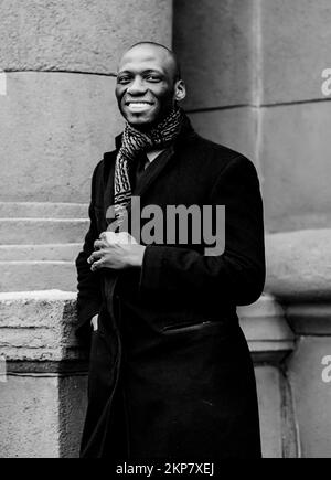 ritratto di un uomo di successo nero in un cappotto urbano Foto Stock