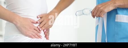 Esame da ginecologo donna, medico toccare ventre, appuntamento clinico Foto Stock