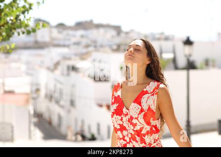 Il turista rilassato respira aria fresca in una città bianca in vacanza estiva Foto Stock