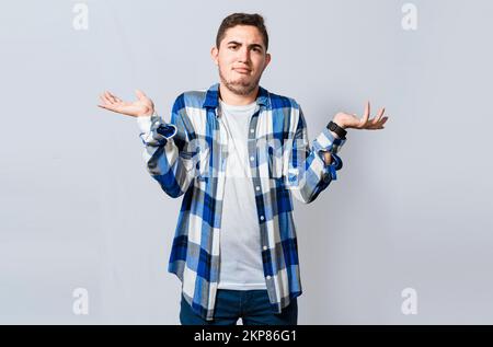 Uomo che sparge palme, sentendosi indeciso e incerto. Persona con un gesto perplesso che sparge le mani, concetto di un uomo perplesso che sparge le mani isolate. G Foto Stock