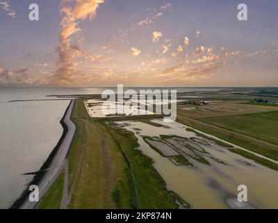 Vista aerea, diga di alluvione sul ponte Zeelan con il paesaggio del Parco Nazionale di Oosterschelde, Zierikzee, Zeeland, Paesi Bassi Foto Stock