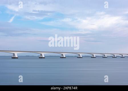 Zeeland Bridge nell'estuario di Oosterschelde, Zierikzee, Zeeland, Paesi Bassi Foto Stock