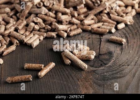 Pellet di legno su sfondo di legno, studio shot, Germania, Europa Foto Stock