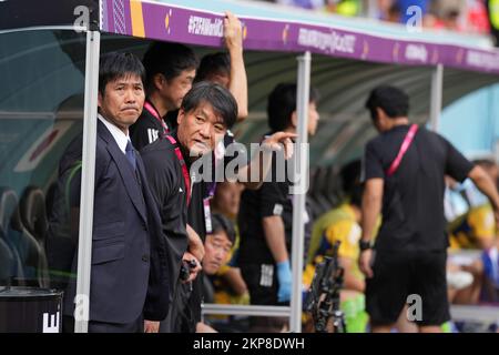 Il 27 novembre 2022, l'allenatore Hajime Moriyasu e l'allenatore assistente Akinobu Yokouchi del Giappone durante la partita della Coppa del mondo FIFA Qatar 2022 Group e tra il Giappone 0-1 Costa Rica allo stadio Ahmad Bin Ali di al Rayyan, Qatar. Credit: FAR EAST PRESS/AFLO/Alamy Live News Foto Stock