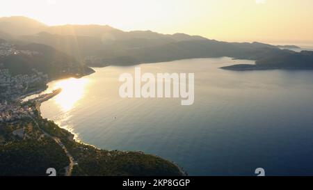 Panorama della baia di mare al mattino. Località dall'alto. Pittoresco paesaggio naturale. Foto Stock