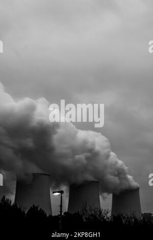 Torri di raffreddamento per fumatori, centrale elettrica a lignite di Jänschwalde, Brandeburgo, Germania, Europa Foto Stock