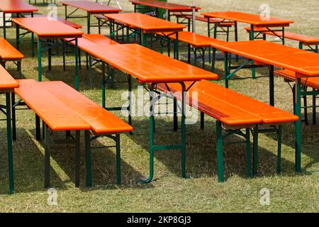 Panchine in legno e tavoli pieghevoli in un prato, Germania, Europa Foto Stock