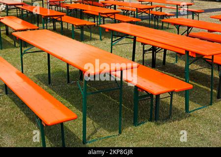 Panchine in legno e tavoli pieghevoli in un prato, Germania, Europa Foto Stock