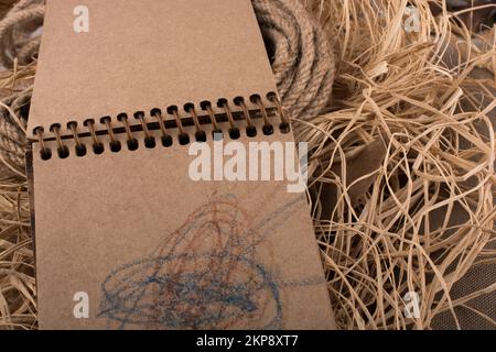 Notebook a spirale posizionato su uno sfondo di paglia Foto Stock