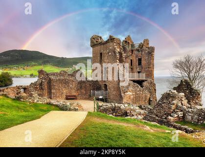 Scozia - ranobow sopra il castello di Urquhart, Loch Ness - Regno Unito Foto Stock