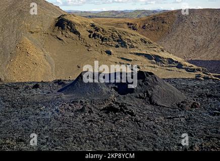 Fagradalfjall eruzione 2022, bocca vulcanica in campo lavico, Fagradalfjall, Reykjanes, Grindavik, Islanda, Europa Foto Stock
