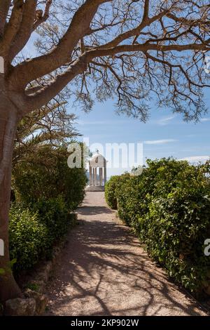 Padiglione ionico con giardino al maniero Son Marroig, Serra de Tramuntana, Maiorca, Isole Baleari, Spagna, Europa Foto Stock