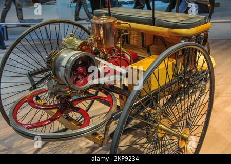 Primo piano del motore della prima automobile a tre ruote costruita da Carl Benz con motore a combustione con motore a gas funzionamento Benz Patent Motor Car Foto Stock