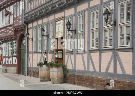 Casa a graticcio Ristorante Schnitzelhaus, Breite Straße, Wernigerode, Harz, Sassonia-Anhalt, Germania, Europa Foto Stock