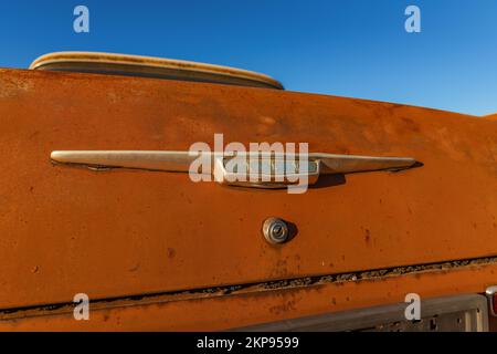 La vecchia e bella Opel Rekord auto d'epoca rimanere sul dump Foto Stock