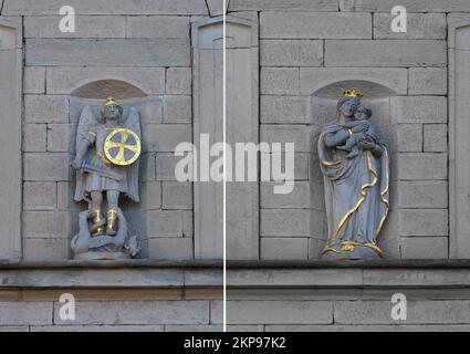 Scultura di San Giorgio con il drago e Maria immacolata su una facciata casa c. 1850, Untertheres bassa Franconia, Baviera, Germania, Europa Foto Stock