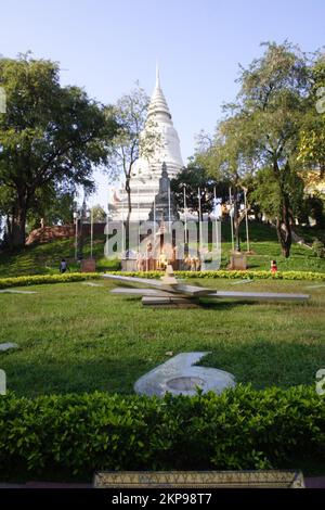 Stupa, statua del Buddha e orologio, Wat Phnom. Phnom Penh, Cambogia Foto Stock