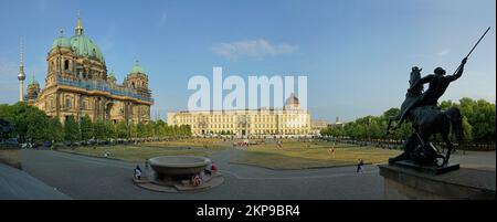 Panorama con la Cattedrale di Berlino, Lustgarten, il Palazzo della Città di Berlino, il Foro di Humboldt, la Torre della Televisione Alex di Berlino, la scultura dei combattenti leoni, l'Isola Spree, BE Foto Stock