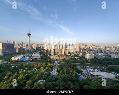 Una vista dall'alto dello skyline di Chengdu a Sichuan, Cina in una giornata di sole Foto Stock