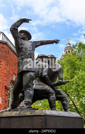 LONDRA, GRAN BRETAGNA - 13 MAGGIO 2014: Il National Firefighters Memorial è un memoriale composto da tre statue di bronzo raffiguranti i vigili del fuoco. Foto Stock