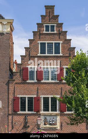 Tipica casa commerciale a Hoorn della Dutch East India Company, una storica società commerciale, abbreviata come V o compagnie Foto Stock
