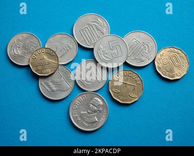 Moneta nazionale uruguaiana, moneta di moneta di Nuevos peso e Centesimos dell'Uruguay, focus selettivo Foto Stock