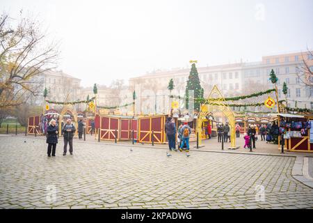 Praga, Repubblica Ceca - 28 novembre 2022: Tradizionale mercatino di Natale a Namesti Miru o Piazza della Pace nel quartiere Vinohrady vicino alla Chiesa di Foto Stock