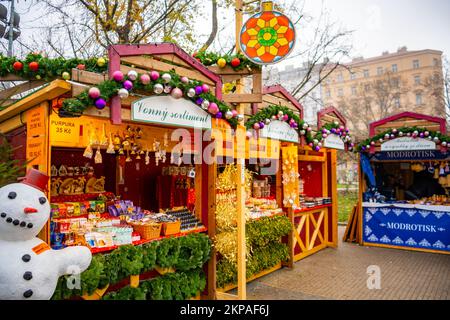 Praga, Repubblica Ceca - 28 novembre 2022: Tradizionale mercatino di Natale a Namesti Miru o Piazza della Pace nel quartiere Vinohrady vicino alla Chiesa di Foto Stock