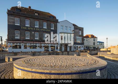 Inghilterra, Hampshire, Portsmouth, Bath Square e lo Spice Island Inn Foto Stock