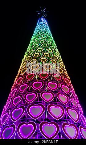 Un albero di Natale fatto di cuori, nei colori dell'arcobaleno di orgoglio, nel centro di Liverpool Foto Stock