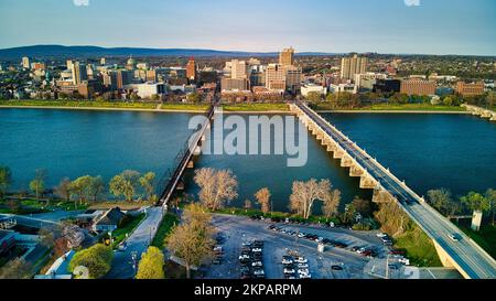 Lo skyline di Harrisburg, Pennsylvania, con lo storico Market Street Bridge sul fiume Susquehanna Foto Stock