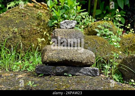 Gruppo di pietre impilate su foresta tropicale a Teresopolis, Rio de Janeiro, Brasile Foto Stock