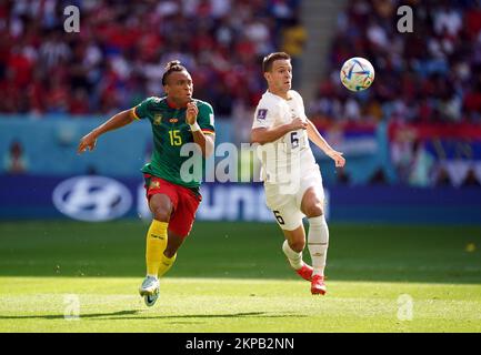 Pierre Kunde (a sinistra) del Camerun e Nemanja Maksimovic in Serbia combattono per la palla durante la partita di Coppa del mondo FIFA Group G allo stadio al Janoub di al Wakrah, in Qatar. Data immagine: Lunedì 28 novembre 2022. Foto Stock