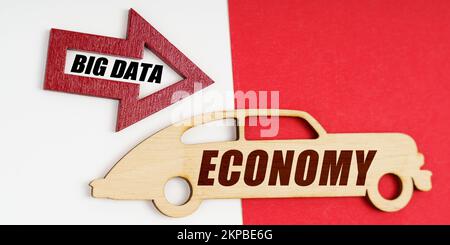 Business e concetto di economia. Su sfondo bianco e rosso, una macchina e una freccia con l'iscrizione - BIG DATA Foto Stock
