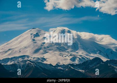 Grande montagna Elbrus. Neve coperta montagne del Caucaso maggiore. Le due cime del Monte Elbrus . Il picco più alto d'Europa. Viaggio a Kabardino-Balkaria. Russia. Foto Stock