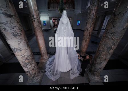 La stilista coreana di moda, con sede a Londra, Miss Sohee, durante un invito fotografico per la presentazione della sua installazione dell'albero di Natale, al Victoria and Albert Museum di Londra. Data immagine: Lunedì 28 novembre 2022. Foto Stock