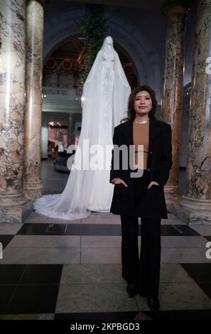 La stilista coreana di moda, con sede a Londra, Miss Sohee, durante un invito fotografico per la presentazione della sua installazione dell'albero di Natale, al Victoria and Albert Museum di Londra. Data immagine: Lunedì 28 novembre 2022. Foto Stock