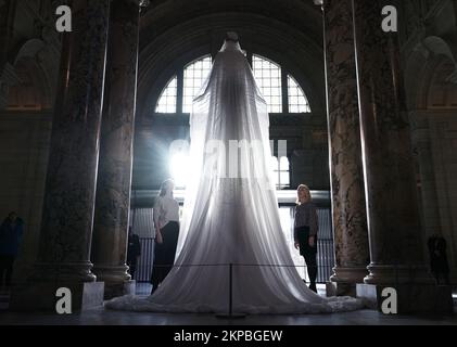 La presentazione dell'installazione dell'albero di Natale della couture, progettata da Miss Sohee, stilista coreano con sede a Londra, al Victoria and Albert Museum di Londra. Data immagine: Lunedì 28 novembre 2022. Foto Stock