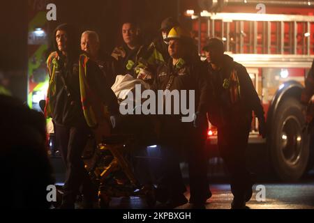 GAITHERSBURG, MD - NOVEMBRE 27: I soccorritori hanno visto rimuovere i sopravvissuti di un piccolo aereo schiantato intrappolato 100 piedi sopra terra con due persone a bordo causando un'interruzione di corrente diffusa nell'area circostante. L'aereo partì dalle White Plains, New York, in rotta per l'aeroporto della contea di Montgomery. Gaithersburg, Maryland 27 novembre 2022. Credito: mpi34/MediaPunch Foto Stock