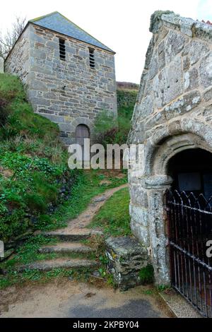 L'ingresso della chiesa e il campanile separato a Gunwalloe, Cornovaglia, Regno Unito - John Gollop Foto Stock