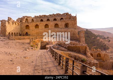 Al Karak, Giordania - 4 novembre 2022: Castello dei Crociati medievali nel centro della città e turisti Foto Stock