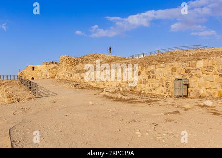 Al Karak, Giordania - 4 novembre 2022: Castello dei Crociati medievali nel centro della città e turisti Foto Stock