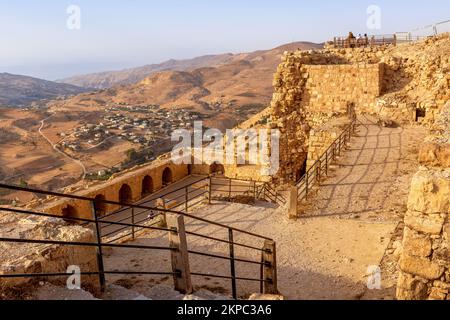 Al Karak, Giordania - 4 novembre 2022: Castello dei Crociati medievali, panorama della città e turisti Foto Stock