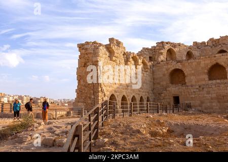 Al Karak, Giordania - 4 novembre 2022: Castello dei Crociati medievali nel centro della città e turisti Foto Stock