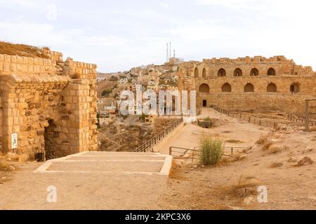 Al Karak, Giordania - 4 novembre 2022: Castello dei Crociati medievali nel centro della città e turisti Foto Stock