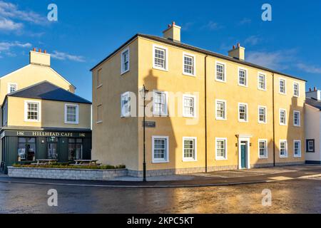 Tornagrain Inverness Scotland un villaggio pianificato Hillhead Road e l'Hillhead Cafe Foto Stock