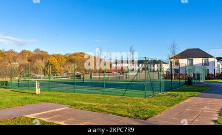 Tornagrain Inverness Scotland un villaggio pianificato i campi da tennis Foto Stock