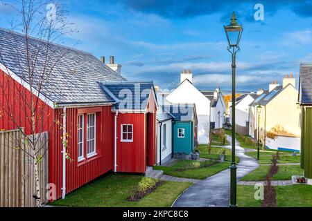 Tornagrain Inverness Scotland progettò il villaggio della zona di prestito e un sentiero tra case colorate Foto Stock