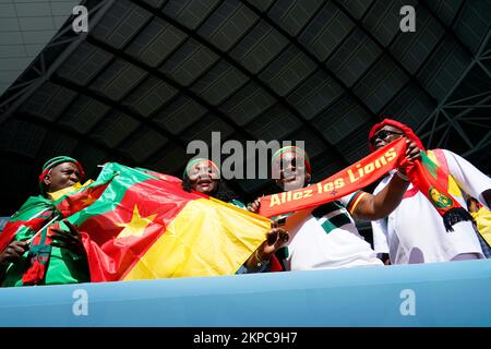 Al Wakrah, Qatar. 28th Nov 2022. Tifosi del Camerun durante la Coppa del mondo FIFA, Qatar. , . Al Wakrah, Qatar. (Foto di Bagu Blanco/PRESSIN) Credit: PRESSINPHOTO AGENZIA SPORTIVA/Alamy Live News Foto Stock