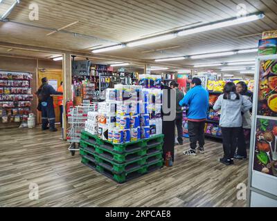 simon&simon super mercato a puerto williams, porto williams, puerto williams super mercato, cile, penisola antartica, antartide, sud antartide Foto Stock